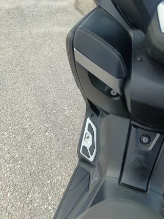 Yamaha XMAX 400 Momo Design Akrapovic.