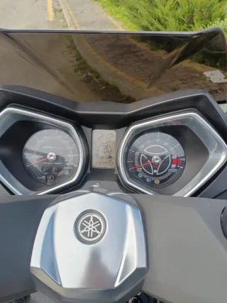 Yamaha XMAX 400 Momo Design Akrapovic.