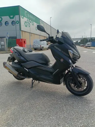 Yamaha XMAX 400 Momo Design Akrapovic.