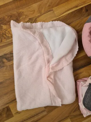 Muñeca con accesorios y silla de paseo