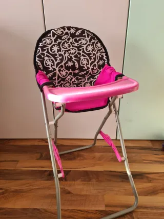 Muñeca con accesorios y silla de paseo