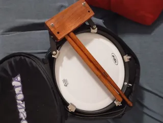 Tambor con accesorio de madera