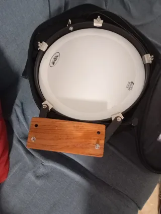 Tambor con accesorio de madera