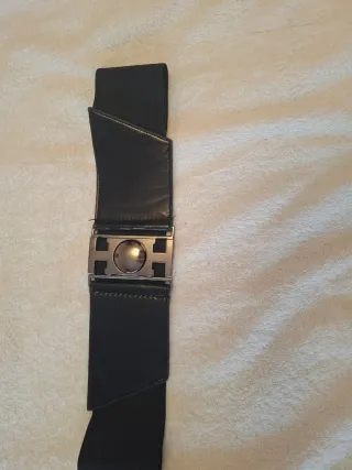 Cinturón elástico negro. Mide 6,5 cms de ancho.