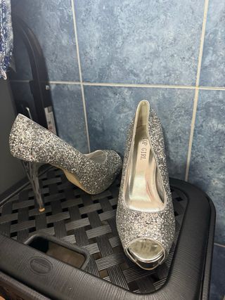 Zapatos nuevos color plata