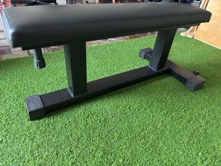 Banco de entrenamiento plano