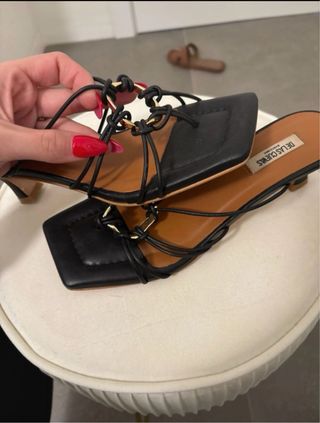 Sandalias de piel negras con aplique dorado