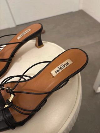 Sandalias de piel negras con aplique dorado