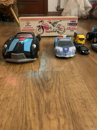 Lote 13 coches + camion, 2 Playmobil, y un muñeco