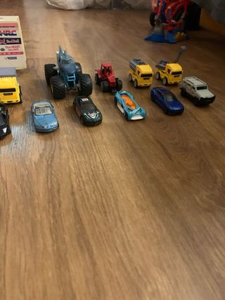 Lote 13 coches + camion, 2 Playmobil, y un muñeco