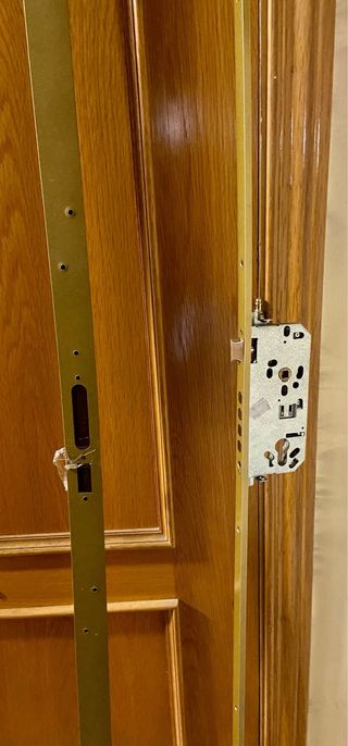 Cerradura completa MCM a estrenar puerta blindada