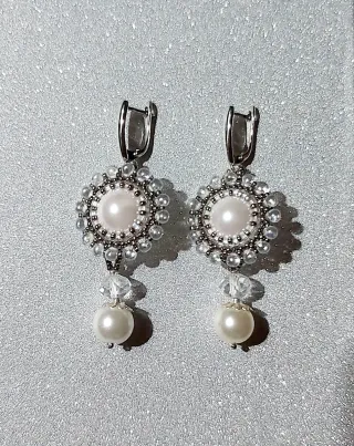 Pendientes blancos, Únicos