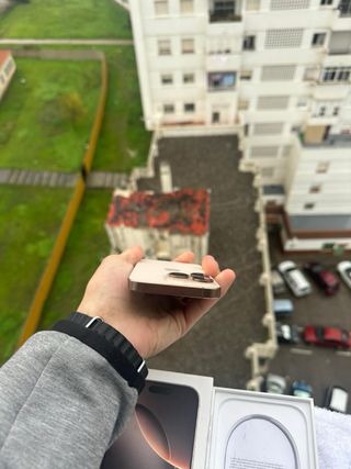 iPhone 16 Pro Dorado Nuevo