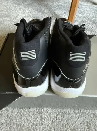 Jordan 11 Negro Blanco Talla 44