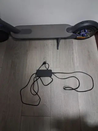 Patinete Eléctrico Poco Uso + Cargador