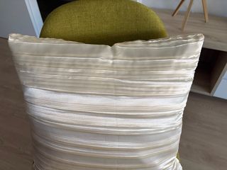 Funda de cojín beige y blanco