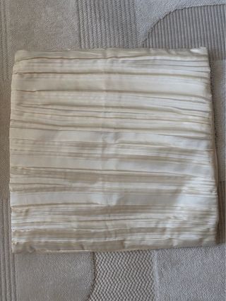 Funda de cojín beige y blanco