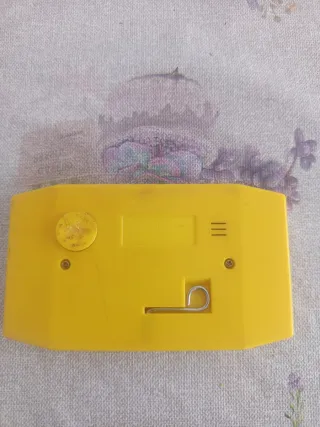 Máquina de juegos amarilla