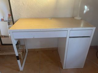 Scrivania bianca con cassetti