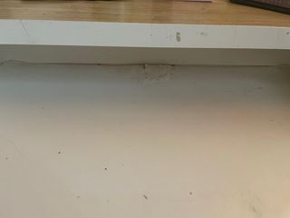 Scrivania bianca con cassetti