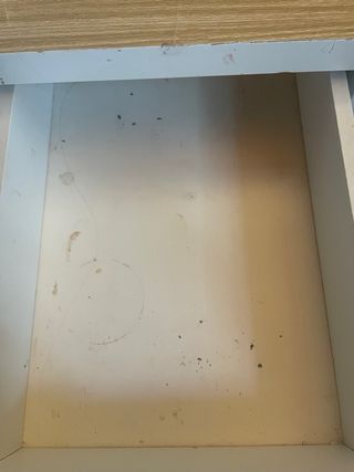 Scrivania bianca con cassetti