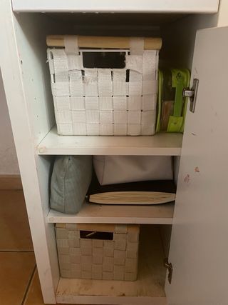 Scrivania bianca con cassetti