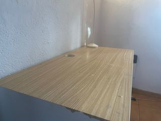 Scrivania bianca con cassetti