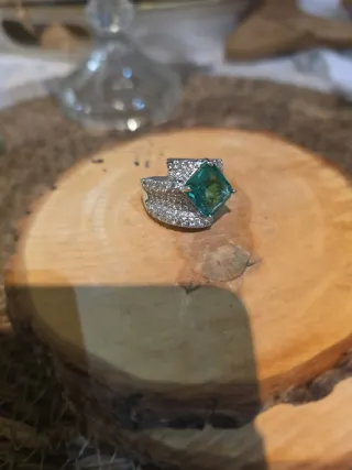 Anillo de Lujo con Piedra Verde