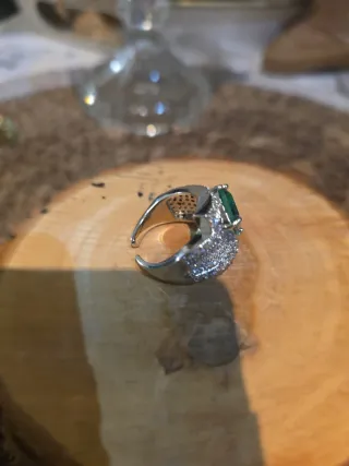 Anillo de Lujo con Piedra Verde