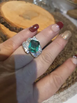 Anillo de Lujo con Piedra Verde
