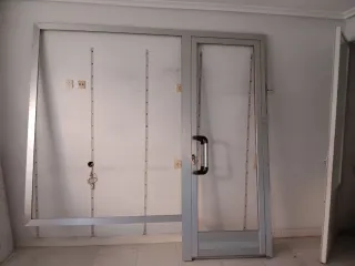 Puerta de aluminio con cristal