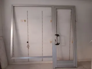 Puerta de aluminio con cristal