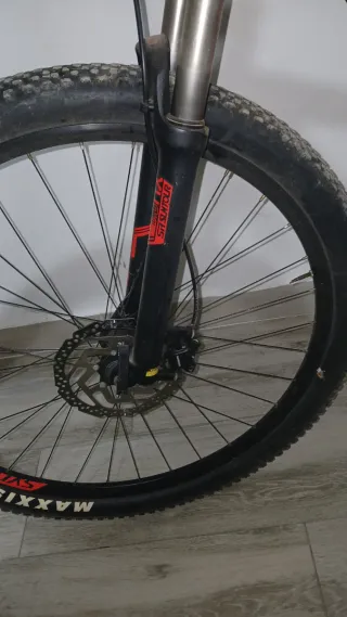 Bicicleta Scott naranja con detalles en negro