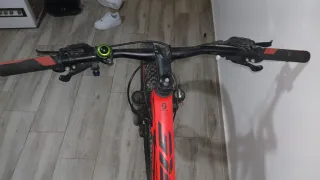 Bicicleta Scott naranja con detalles en negro