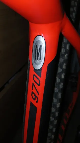 Bicicleta Scott naranja con detalles en negro