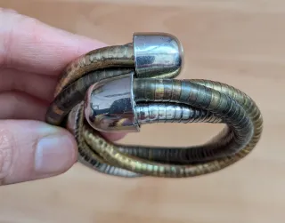 Pulsera estilo serpiente dorada y plateada