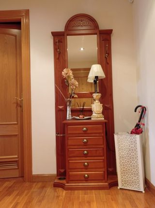 Recibidor de madera cerezo con espejo