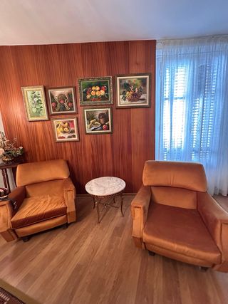 Mesa auxiliar mármol y sillones terciopelo