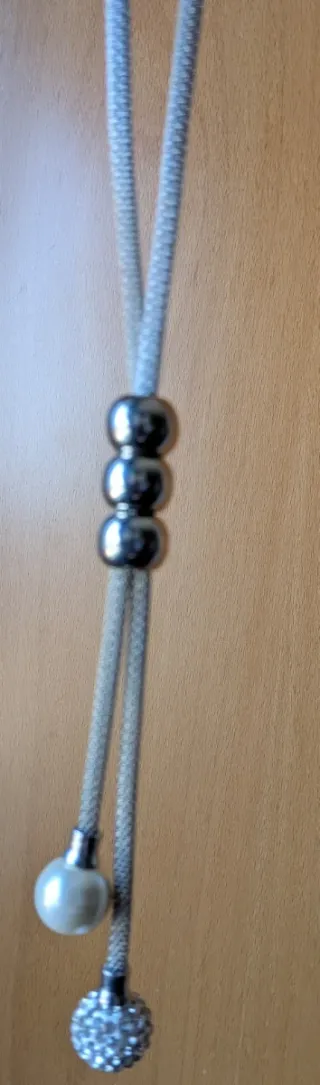 Collar plateado con perlas y pedrería