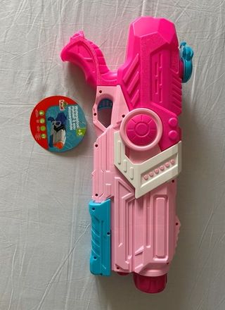 Pistola de agua rosa y azul