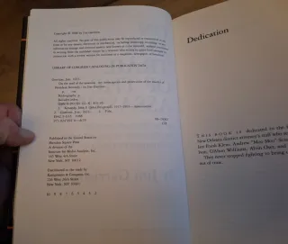 4 LIBROS RAROS EN INGLÉS