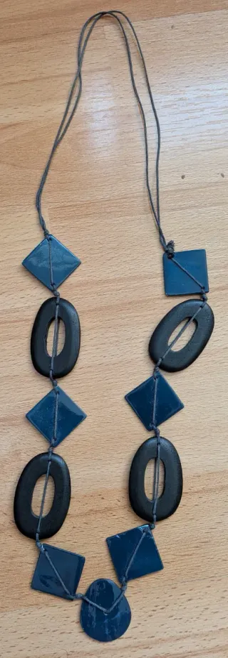 Collar moderno con formas geométricas