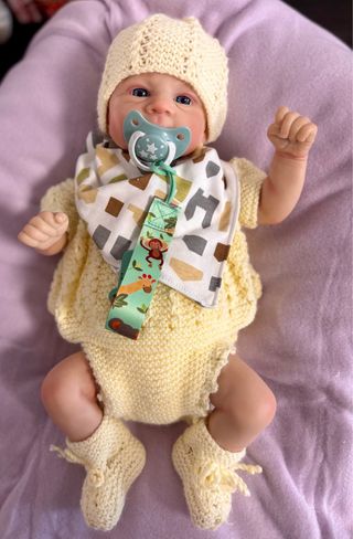 Bebé Reborn con chupete y gorrito