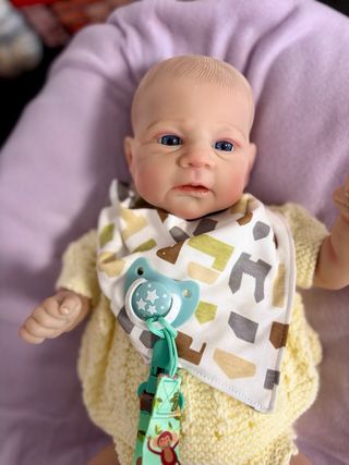 Bebé Reborn con chupete y gorrito