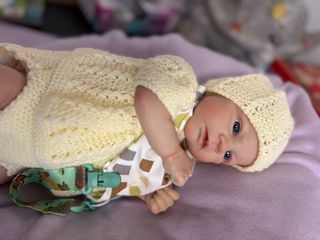 Bebé Reborn con chupete y gorrito