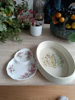Platos de porcelana con flores rosas