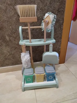 Carro de limpieza de juguete de madera