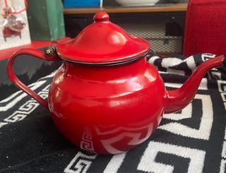 Tetera de hierro esmaltado roja