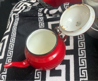Tetera de hierro esmaltado roja
