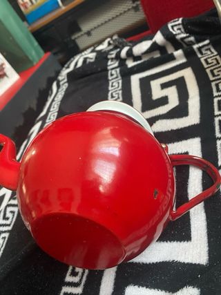 Tetera de hierro esmaltado roja
